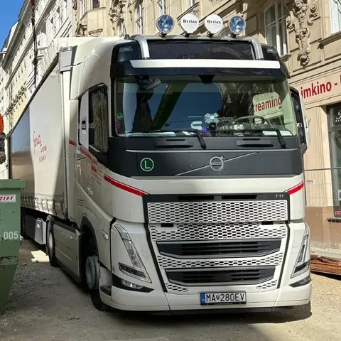 Kamión Fevatrans na ulici v meste